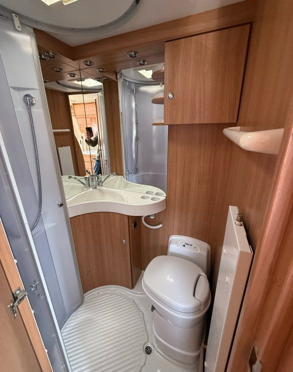 Camping car semi intégré Niesmann + Bischoff arto VL full options camping car intégral lit jumeau